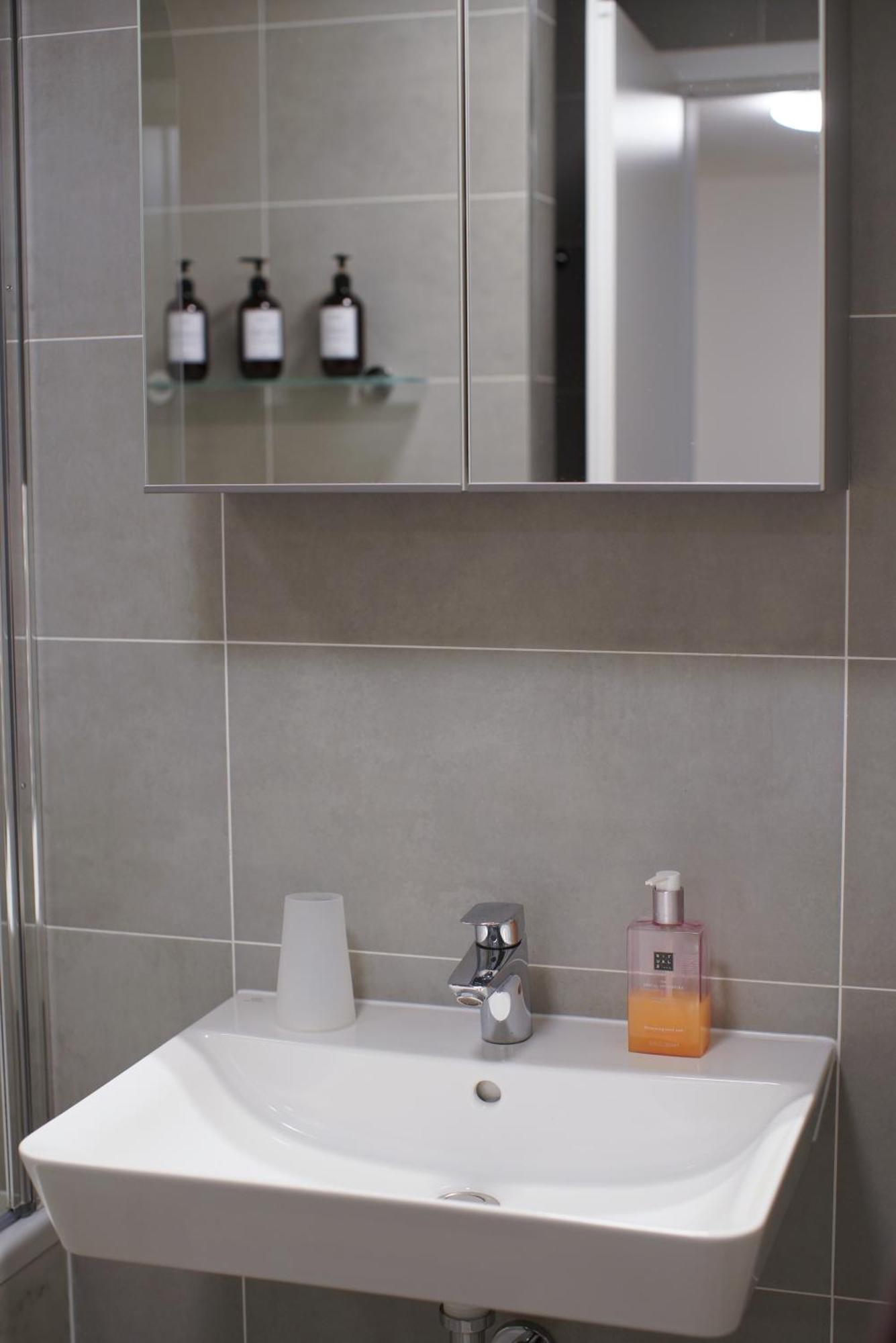 Holesovice Delight: Modern Comfort With A Twist In Prague 7 외부 사진